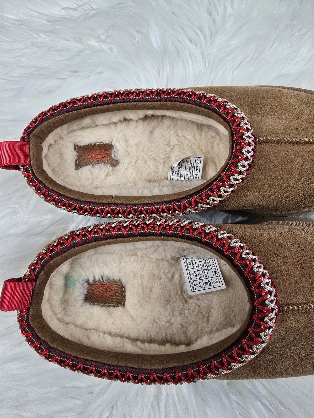 Ugg Tazman Slippers Size 8 ( Mislabled A Size 6) - Picture 2 of 16